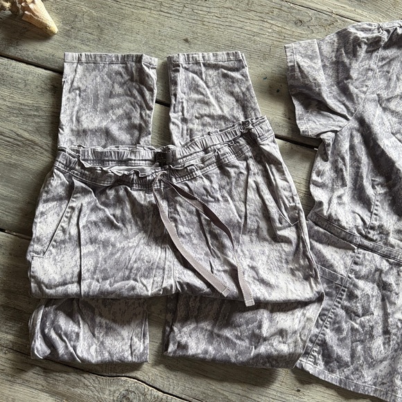 Jaanuu Gray Scrub Top and Pants Set animal print size small - Picture 3 of 4